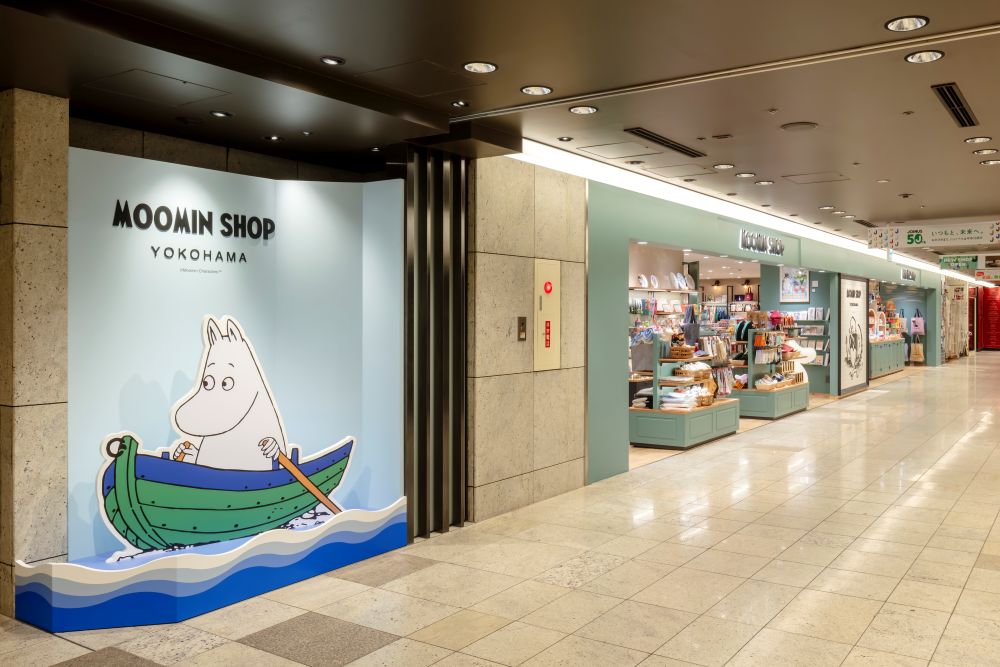 横浜店_店舗横カキワリ.jpg