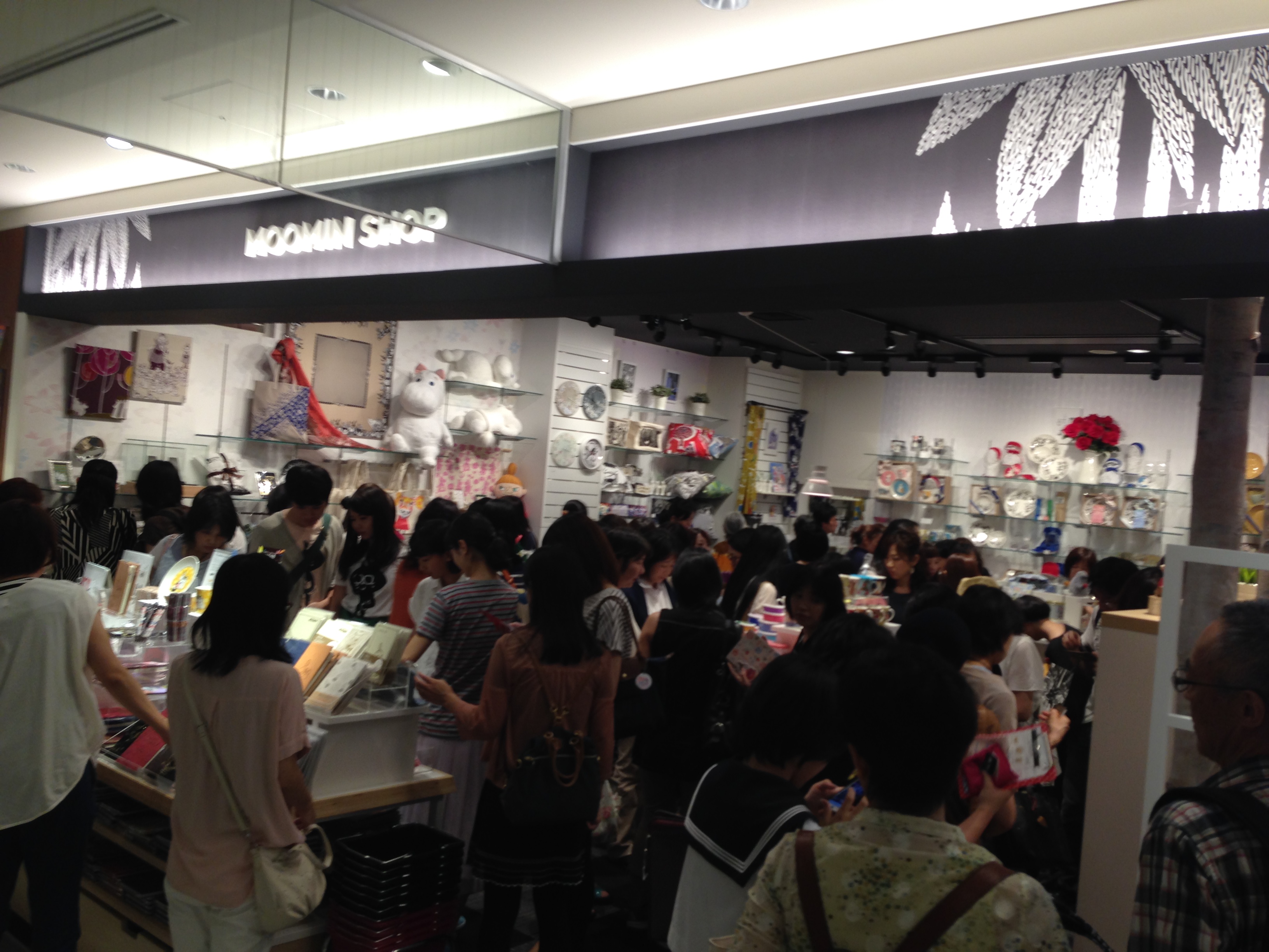 ルクア 店内混雑.jpg